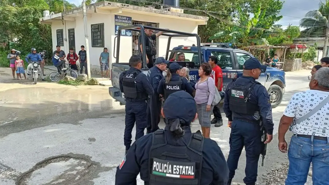 Agentes de la Policía Municipal y Estatal acudieron a la colonia El Milagro de Cancún para atender un pleito familiar.- Fuente Noticias Quintana Roo Ahora