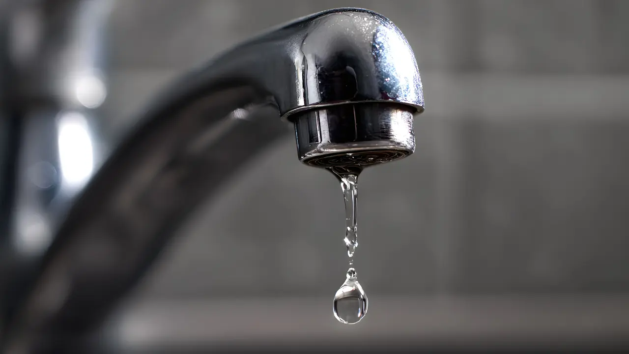 El aumento en el costo del agua afectará a 21 municipios del Edomex en 2026. Foto: Canva