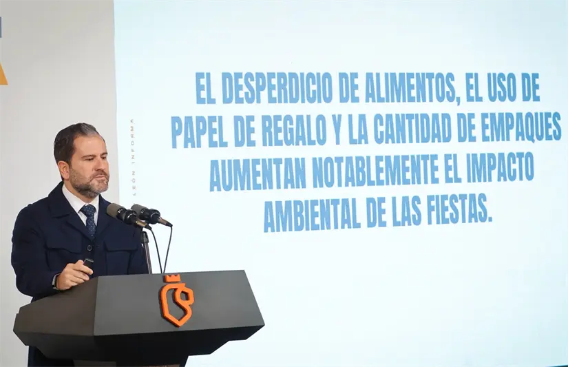 El titular de la Secretaría de Medio Ambiente de Nuevo León, Raúl Lozano Caballero, hizo un llamado a la ciudadanía a reutilizar decoración navideña. Foto: Gobierno de Nuevo León