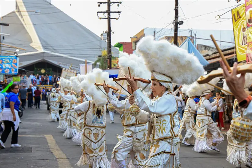 Un grupo de matlachines se prepara para ingresar al Santuario de la Virgen de Guadalupe en la colonia Independencia, de Monterrey. Miles de personas visitan dicho lugar previo a la celebración de la Virgen de Guadalupe el próximo 12 de diciembre. Foto: Facebook Rafa Ramos