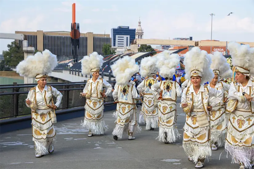 En la imagen un grupo de matlachines danzan y se dirigen al Santuario de la Virgen de Guadalupe, ubicado en la colonia Independencia, de Monterrey. Foto: Facebook Rafa Ramos