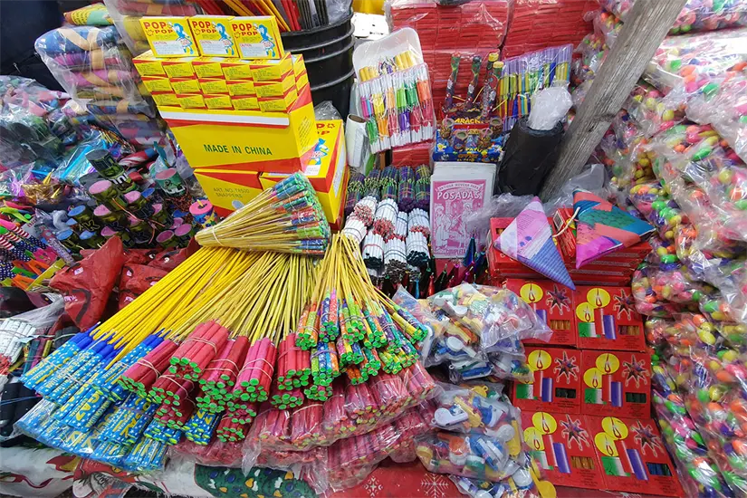 La venta de pirotecnia está prohibida en Nuevo León; el pasado viernes 28 de noviembre de 2025 se registró una explosión en una vivienda que acumulaba pirotecnia en la colonia Los Olmos, del municipio de Pesquería, con un saldo de 4 muertos y 6 heridos. Foto: Noro.mx