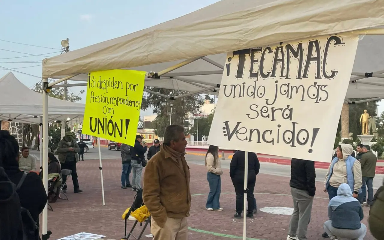 Empleados de Tecámac, incluidos los despedidos de DIF y ODAPAS, montaron casas de campaña y colocaron pancartas en los adornos navideños del Palacio Municipal. Foto: Fernanda Tellez (Canva)