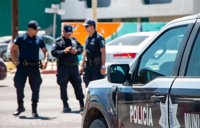 Paramédicos y policías respondieron al reporte que finalmente confirmó una víctima mortal y un herido grave. Foto: Archivo / POSTA Baja California Sur