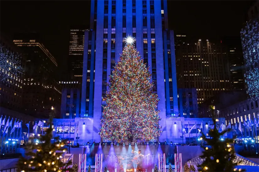 imagen recuadro El encendido del árbol es gratuito y abierto al público, con ingreso por orden de llegada y posibles filas, FOTO: Página web (rockefellercenter.com)