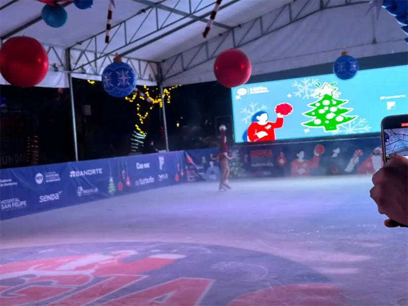 Pista de hielo inaugurada por el alcalde Foto: POSTA
