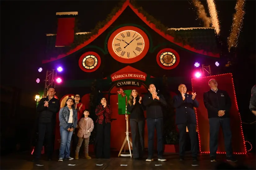 Saltillo se viste de Navidad con el encendido de Villamagia, un evento que permanecerá en la Plaza de Armas hasta el 6 de enero. Foto: Municipio de Saltillo