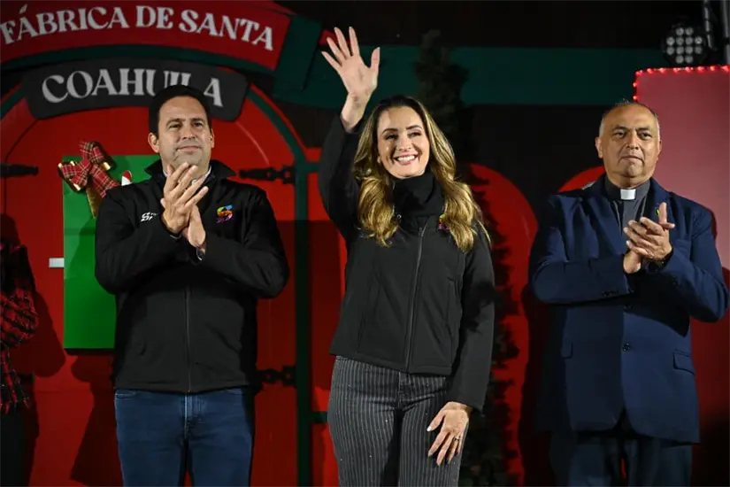 El encendido de Villamagia llena de alegría y luz la Plaza de Armas de Saltillo hasta el próximo 6 de enero. Foto: Municipio de Saltillo