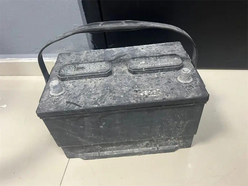 La batería que intentó sustraer el sospechoso Ismael “N”, alias “El JR”. Foto: Secretaría de Seguridad Pública y Vialidad de Santiago