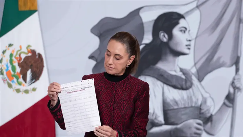 La presidenta Claudia Sheinbaum sosteniendo la receta de Farmacias Bienestar, FOTO: Laura Ávila