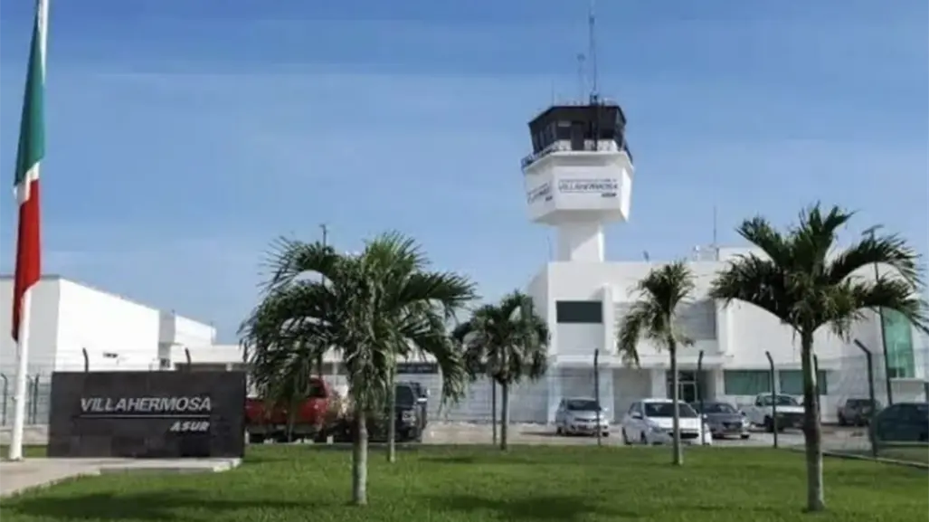 Aeropuerto de Villahermosa sustituye halcones por pirotecnia y un perrito para cuidar los vuelos