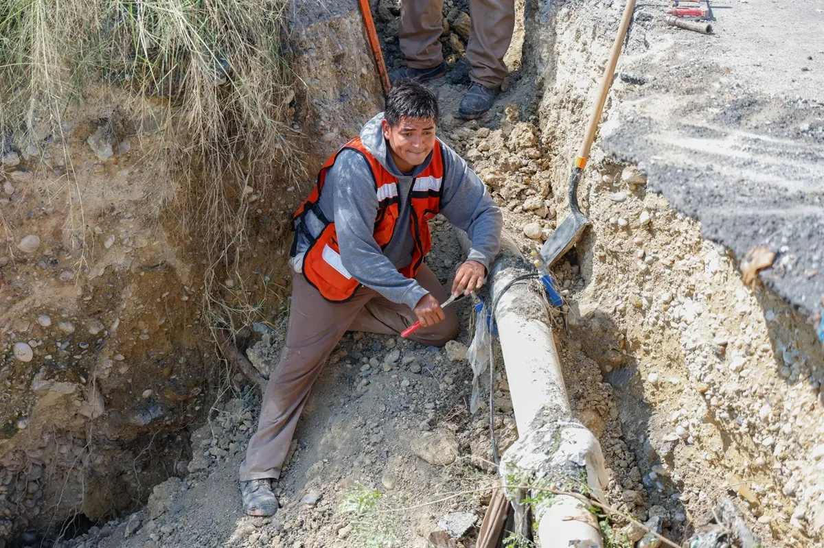 Un trabajador de Agua y Drenaje de Monterrey realiza reparaciones en una tubería por trabajos de mantenimiento. Foto: Facebook Agua y Drenaje de Monterrey