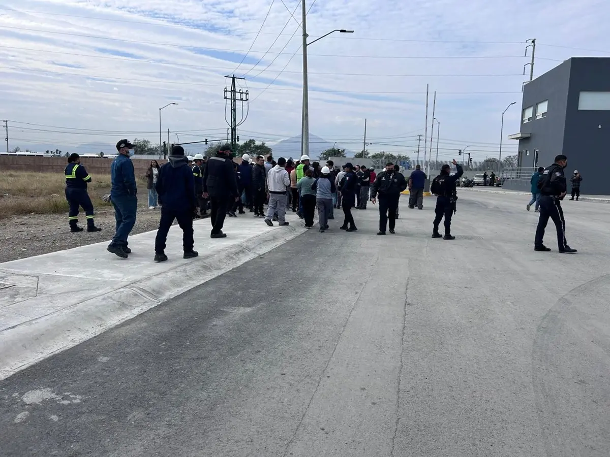 Trabajadores de 4 empresas del VYNMSa Apodaca Industrial Park están a la espera de indicaciones de corporaciones de auxilio luego que se registrara una fuga de gas; al menos 20 personas son atendidas con posibles síntomas de intoxicación. Foto: Protección Civil de Nuevo León
