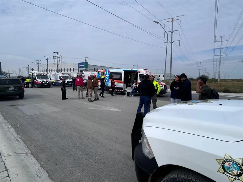 Ambulancias y paramédicos llegar al VYNMSA Apodaca Industrial Park para atender a personas con posibles síntomas de intoxicación luego que se registrara una fuga de gas. Foto: Protección Civil de Nuevo León