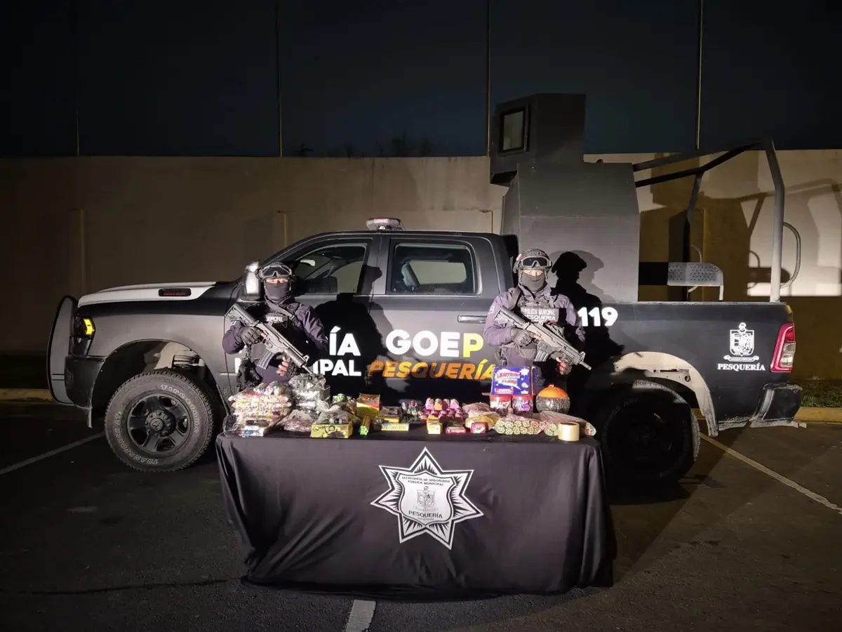 El decomiso de 19 kilos de pirotecnia se realizó gracias a las accones de vigilancia del Operativo Centinela de la Secretaría de Seguridad Pública de Pesquería . Foto: Facebook Secretaría de Seguridad Pública de Pesquería, N.L.