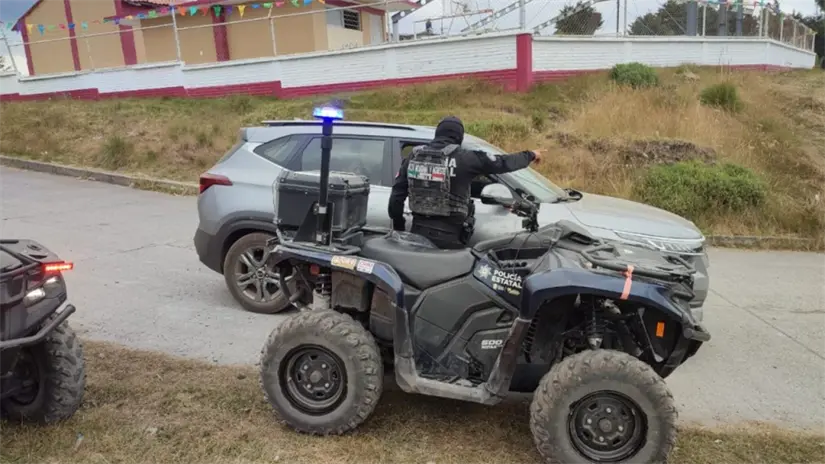 Autoridades guiando a familia extraviada en Edomex. | Foto: FB (El Toluco)