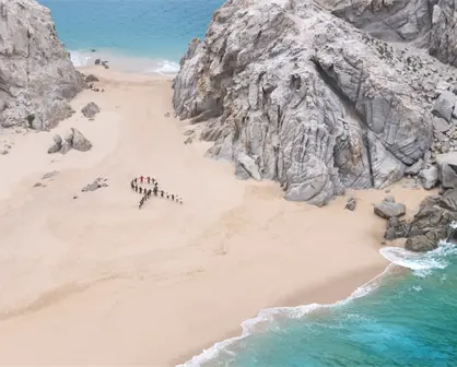 Bomberos de Cabo San Lucas forman moño azul en el Arco de Los Cabos para visibilizar el cáncer de próstata