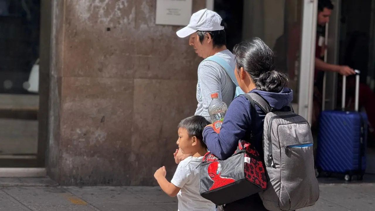Personas caminan en una calle del centro de Mérida usando suéteres por las bajas temperaturas que se han registrado en la capital yucateca.- Fuente Irving Gil
