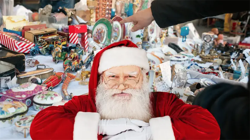 Compras navideñas en mercadito. Foto: Canva.