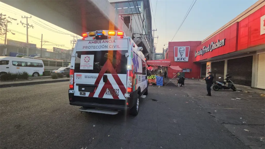 Atropellan a hombre en Iztapalapa, responsable huye; víctima es trasladada grave al Hospital de Topilejo