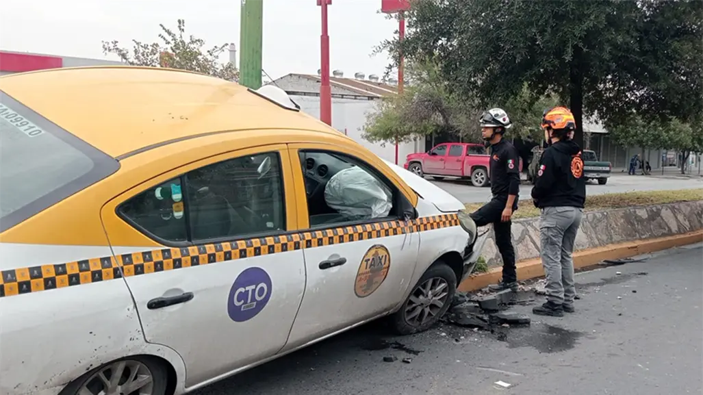 Choca taxista y queda lesionado en la Calzada Madero de Monterrey