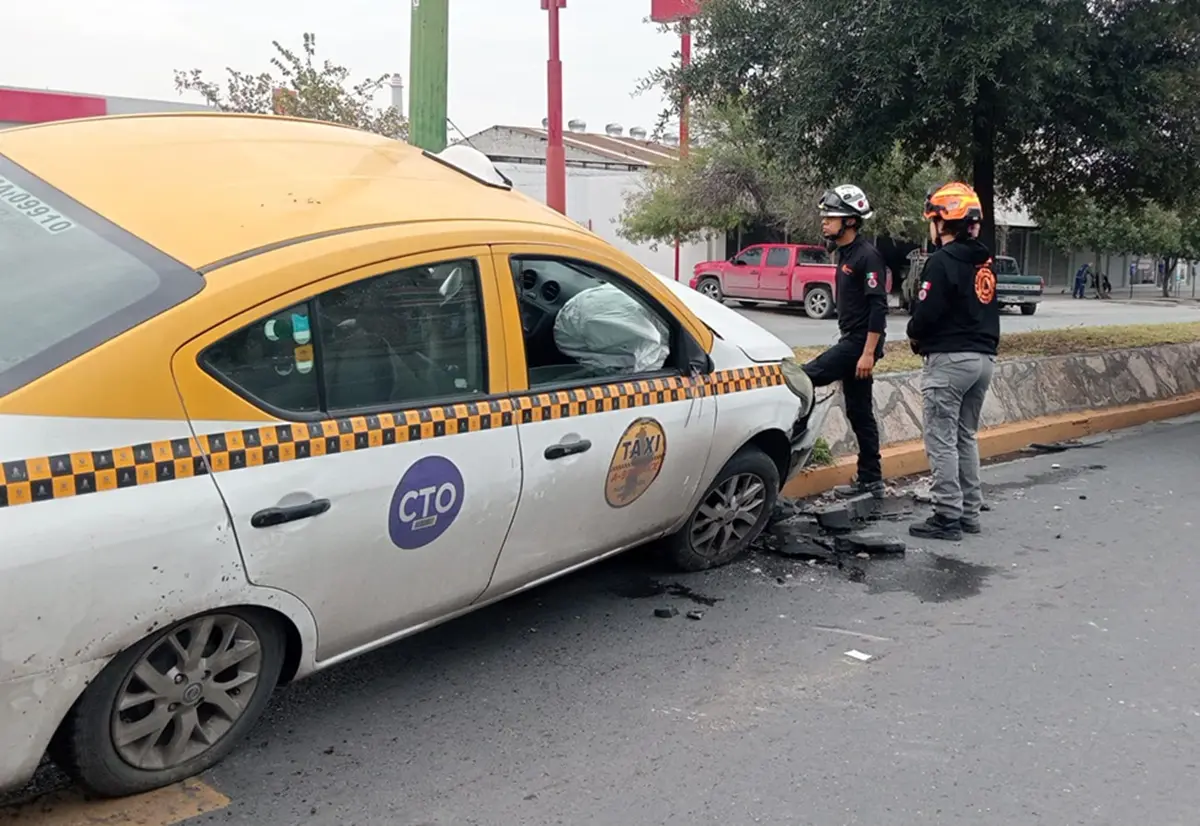Elementos de Protección Civil de Nuevo León acudieron a brindar al lugar del choque donde el conductor del taxi resultó lesionado. Foto: Protección Civil de Nuevo León