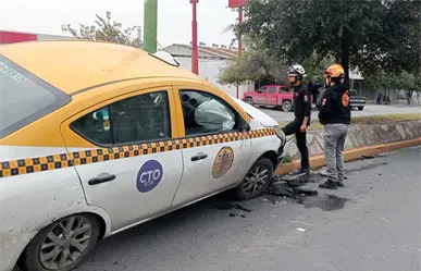 Choca taxista y queda lesionado en la Calzada Madero de Monterrey