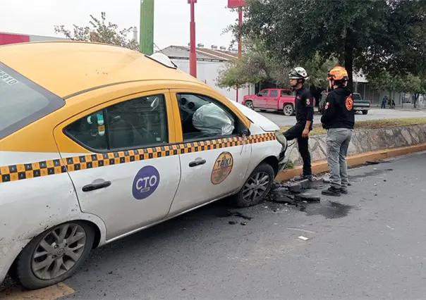 Choca taxista y queda lesionado en la Calzada Madero de Monterrey