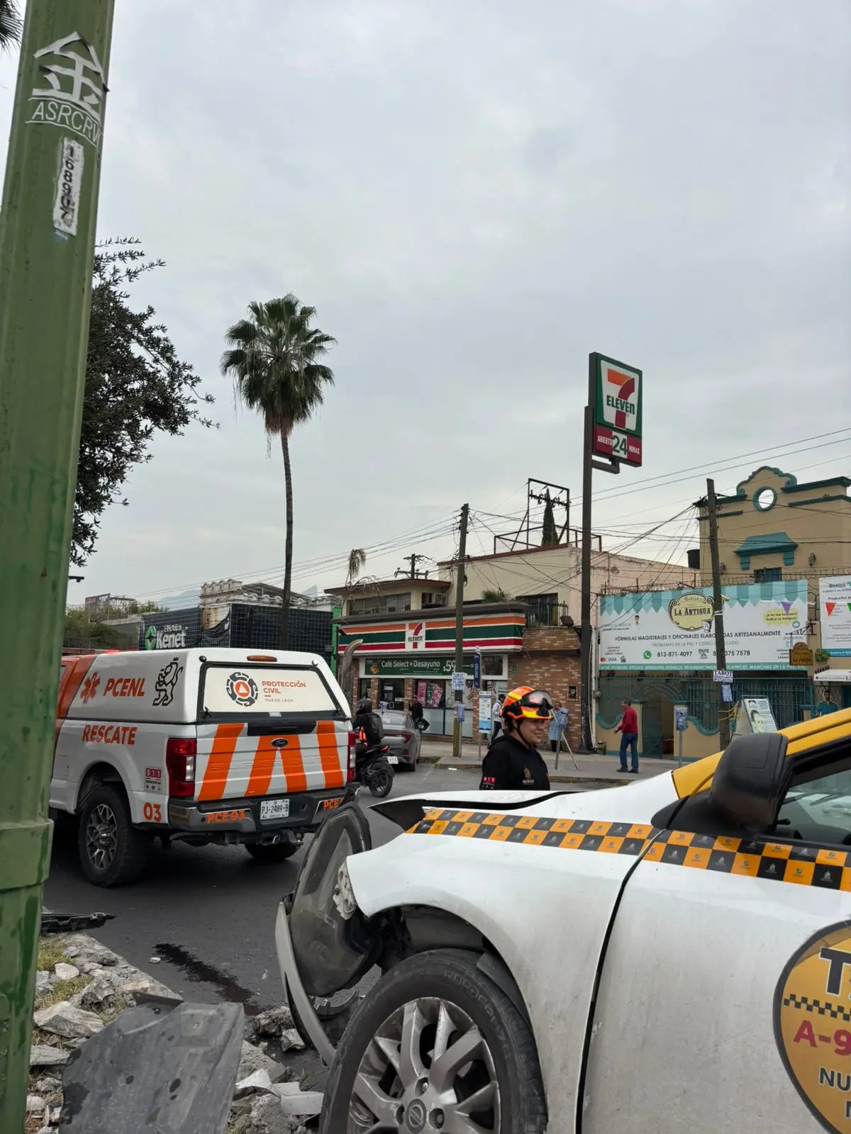 imagen recuadro Elementos de Protección Civil de Nuevo León abanderaron el lugar del accidente. Foto: Protección Civil de Nuevo León