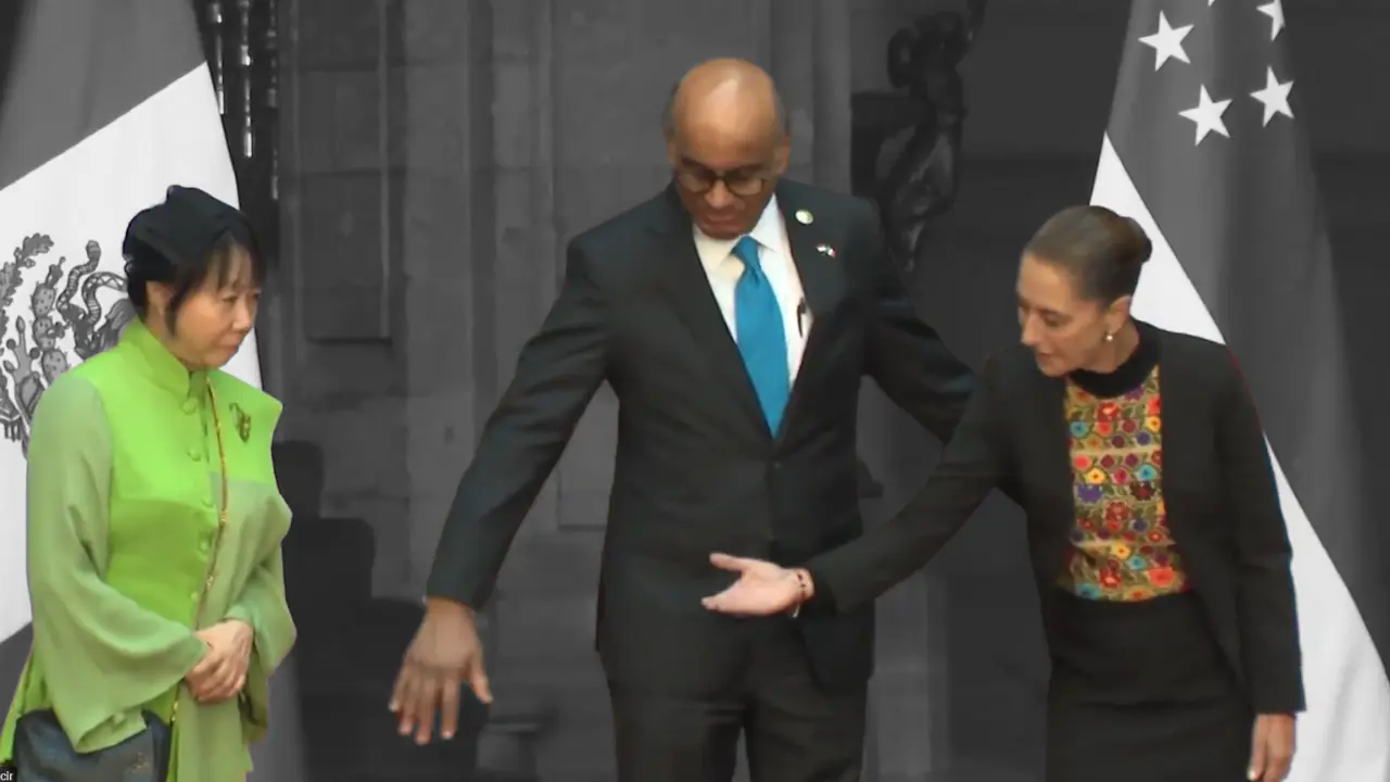 El presidente de Singapur evitó el saludo entre su esposa y Claudia Sheinbaum por cuestiones culturales/Foto: Transmisión Gobierno Federal