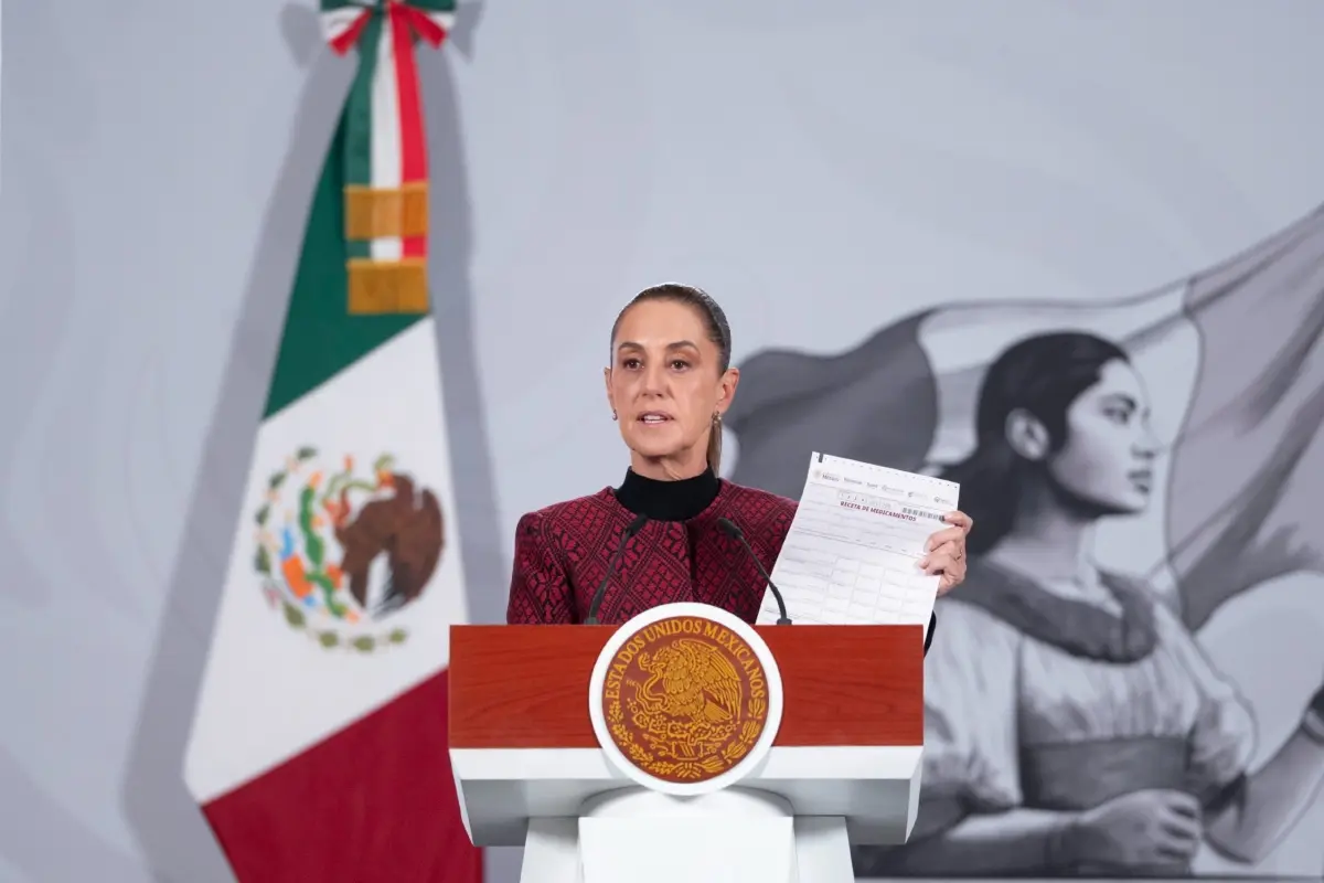 Claudia Sheinbaum mostrando receta de medicamento en la Mañanera del Pueblo Foto: Gobierno de México
