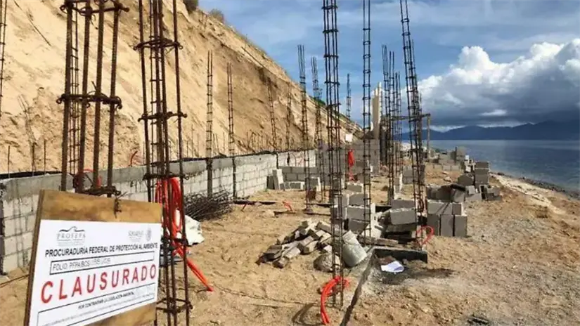 Profepa clausuró las obras en 2018 por carecer de permisos ambientales y de concesión para ocupar la ZOFEMAT, pero la demolición no se ejecutó. Foto: PROFEPA