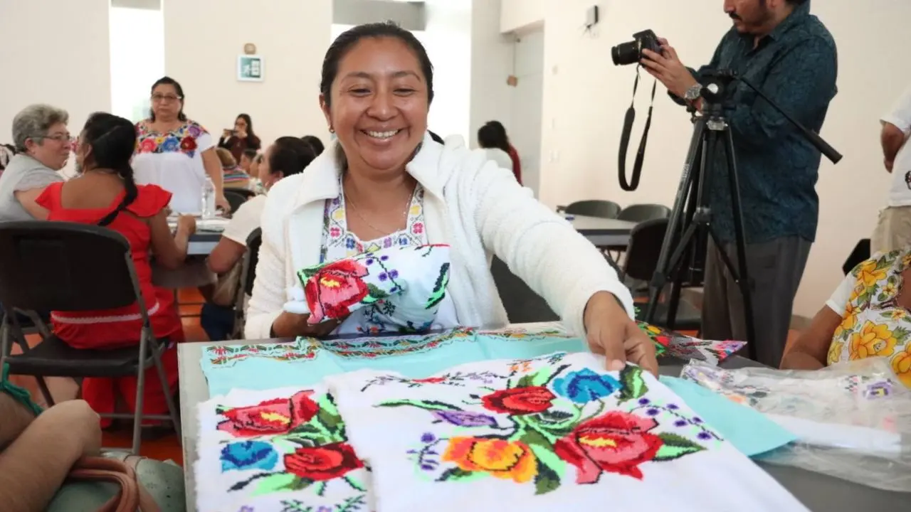 Aspecto de la primera reunión del  Consejo Estatal de Bordadoras de Yucatán que se realizó este martes en el Centro de Convenciones Siglo XXI.- Fuente Gobierno del Estado