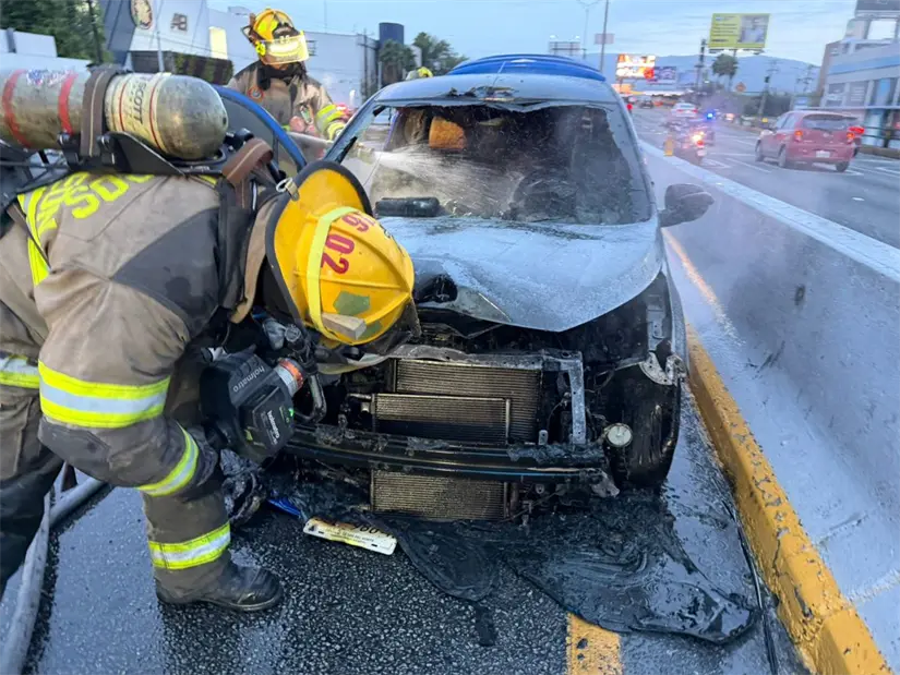 Elementos de Protección Civil atendiendo el siniestro. Foto: Protección Civil de Nuevo León.