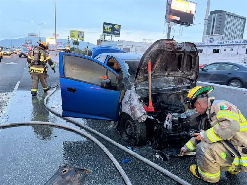 Elementos de Protección Civil en la avenida Gonzalitos. Foto: Protección Civil de Nuevo León.