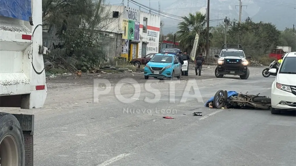 Motociclista muere arrollado por camión de carga en Escobedo