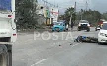 Motociclista muere arrollado por camión de carga en Escobedo