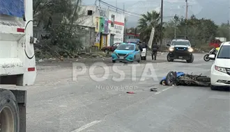 Motociclista muere arrollado por camión de carga en Escobedo