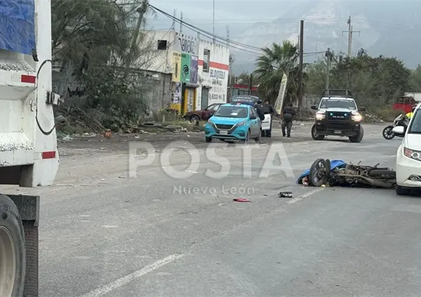 Motociclista muere arrollado por camión de carga en Escobedo