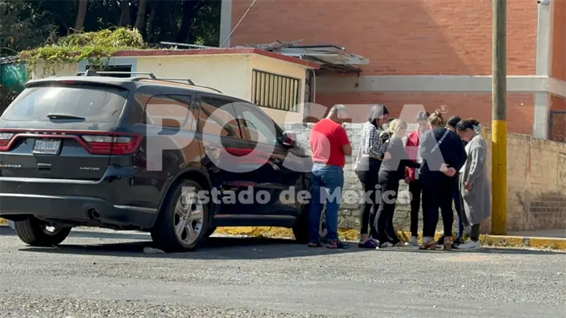 Familiares que acudieron a la  despedida del bebé en Edomex. | Foto: Juan Manuel López