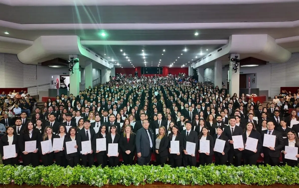 Los egresados de 5 carreras de FACPYA de la UANL estuvieron acompañados por sus familias durante la ceremonia de toma de protesta. Foto: Facebook Facultad de Contaduría Pública y Administración UANL