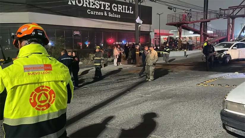 Personas heridas por el choque siendo atendidas en un costado de la avenida Heberto Castillo. Foto: Protección Civil de Nuevo León.