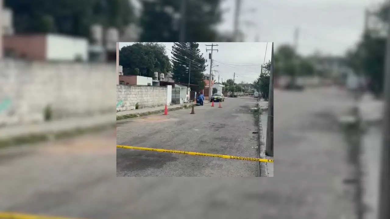 Especialistas de la FGE acudieron al fraccionamiento Vergel III tras el reporte de un ataque que dejo dos heridos, uno con machete.- Fuente Yucatán al Minuto