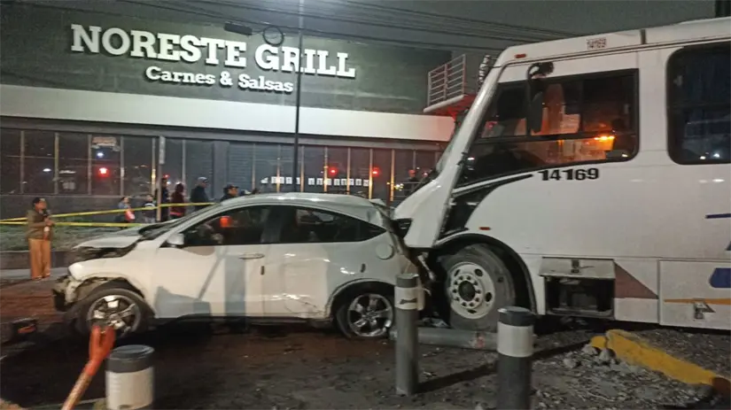 Momento en que el camión impactó con el auto. Foto: Protección Civil de Nuevo León.