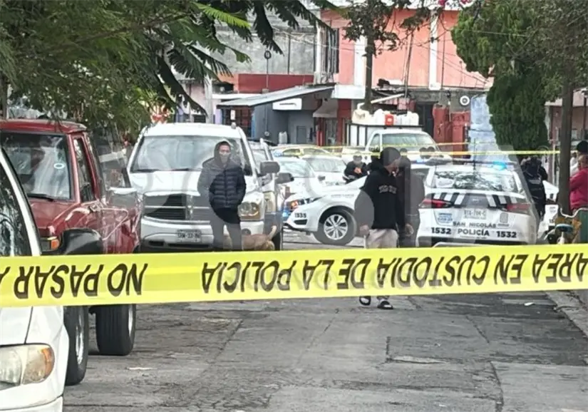 Elementos de la policía municipal indagan la triple ejecución en San Nicolás de los Garza. Foto: POSTA.