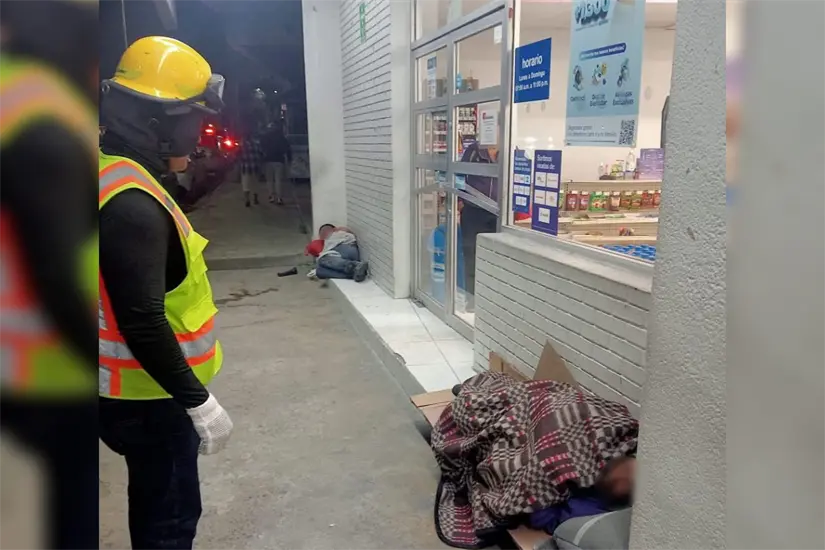 Personal de Protección Civil lleva a cabo el resguardo de la población más vulnerable ante las bajas temperaturas. Foto: Carlos García