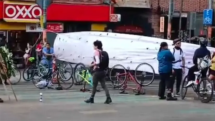 Bloqueo por muerte de ciclista en Iztapalapa. Foto: Luis Antonio Alfaro 