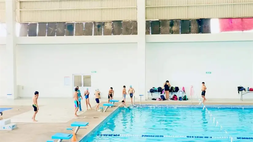 imagen recuadro Niñas y niños forman parte de los grupos de iniciación a la natación en la alberca olímpica del GUM. Foto: Chias Zarate La Noticia / Facebook