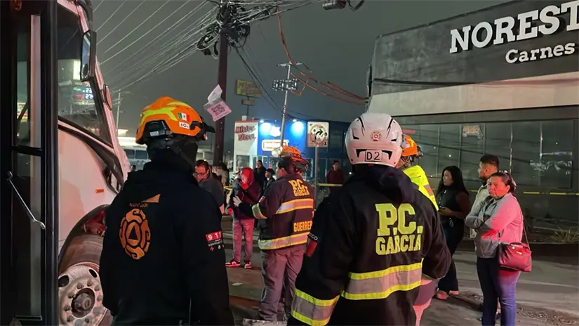 Elementos de Protección Civil en la zona del accidente vial. Foto: Protección Civil de Nuevo León.