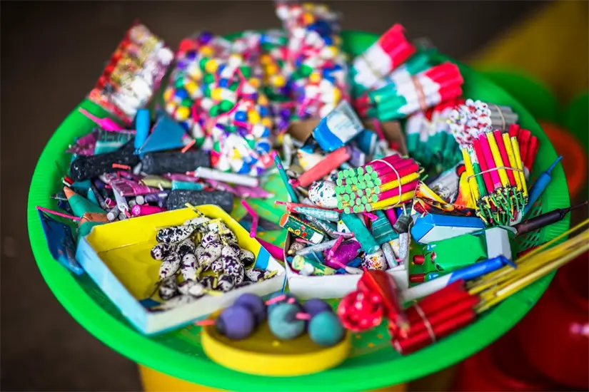 Autoridades de Nuevo León hacen un llamado a la ciudadanía a denunciar la venta ilegal de pirotecnia a los teléfonos 9-1-1 de emergencias y 089 de Denuncia Anónima. Foto: Getty Images